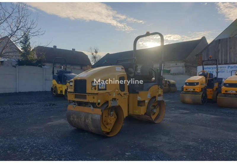 Caterpillar CB 24B road roller - Wals: afbeelding 1 Caterpillar CB 24B road roller - Wals: afbeelding 1