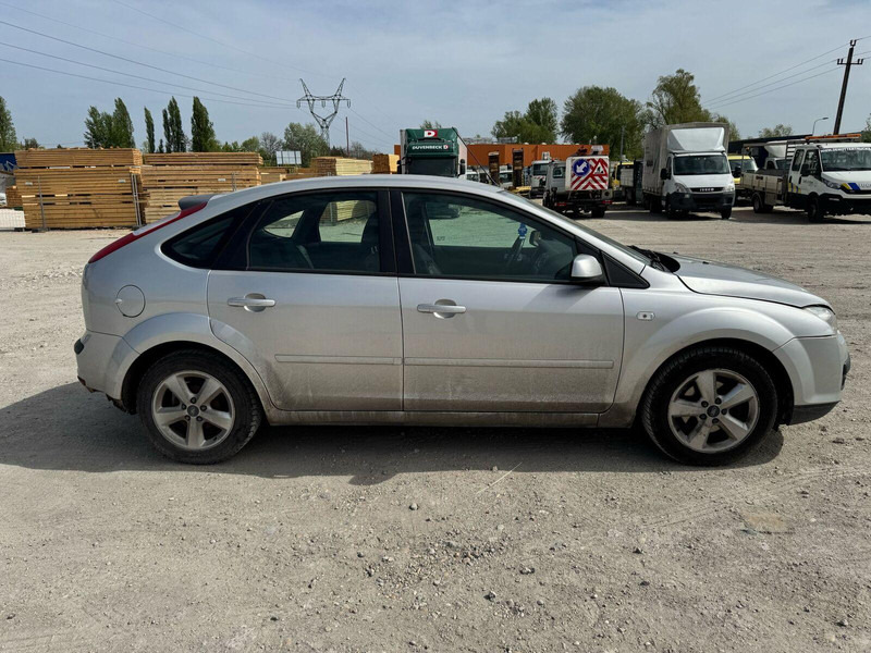 Ford Focus 1,6 i - Damaged Car - Hatchback: afbeelding 4 Ford Focus 1,6 i - Damaged Car - Hatchback: afbeelding 4