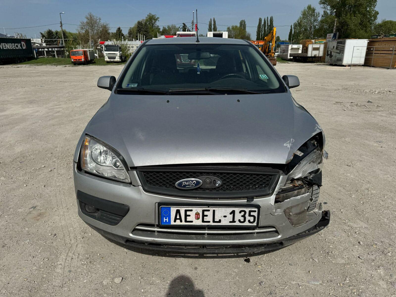 Ford Focus 1,6 i - Damaged Car - Hatchback: afbeelding 3 Ford Focus 1,6 i - Damaged Car - Hatchback: afbeelding 3