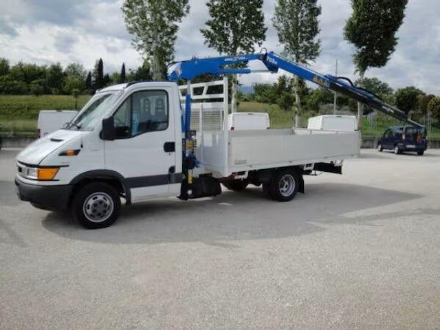 Iveco Daily 35C11 - flatbed+crane - Vrachtwagen met open laadbak, Kraanwagen: afbeelding 2 Iveco Daily 35C11 - flatbed+crane - Vrachtwagen met open laadbak, Kraanwagen: afbeelding 2