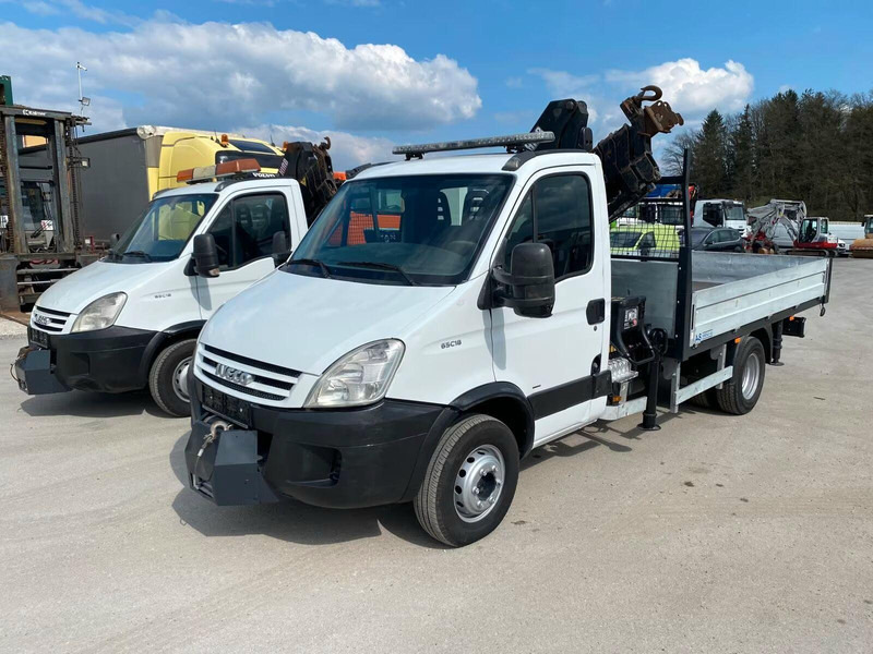 Iveco Daily 65C18 - Flatbed truck + crane - Vrachtwagen met open laadbak, Kraanwagen: afbeelding 1 Iveco Daily 65C18 - Flatbed truck + crane - Vrachtwagen met open laadbak, Kraanwagen: afbeelding 1