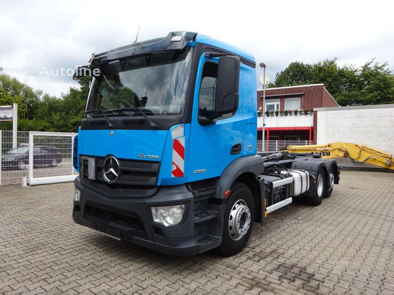 Mercedes-Benz Antos 2533 - Hook lift truck 6x2 - Haakarmsysteem vrachtwagen: afbeelding 1 Mercedes-Benz Antos 2533 - Hook lift truck 6x2 - Haakarmsysteem vrachtwagen: afbeelding 1