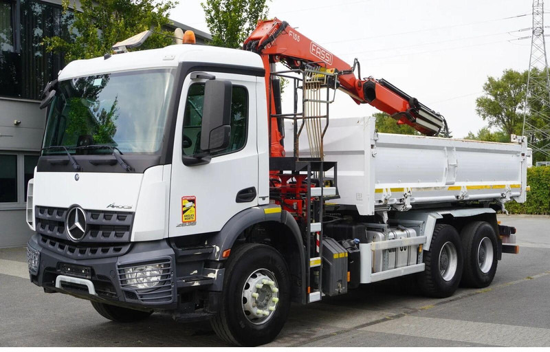 Mercedes-Benz Arocs 2636 - 3 way tipper + crane 6x4 - Kipper vrachtwagen, Kraanwagen: afbeelding 1 Mercedes-Benz Arocs 2636 - 3 way tipper + crane 6x4 - Kipper vrachtwagen, Kraanwagen: afbeelding 1