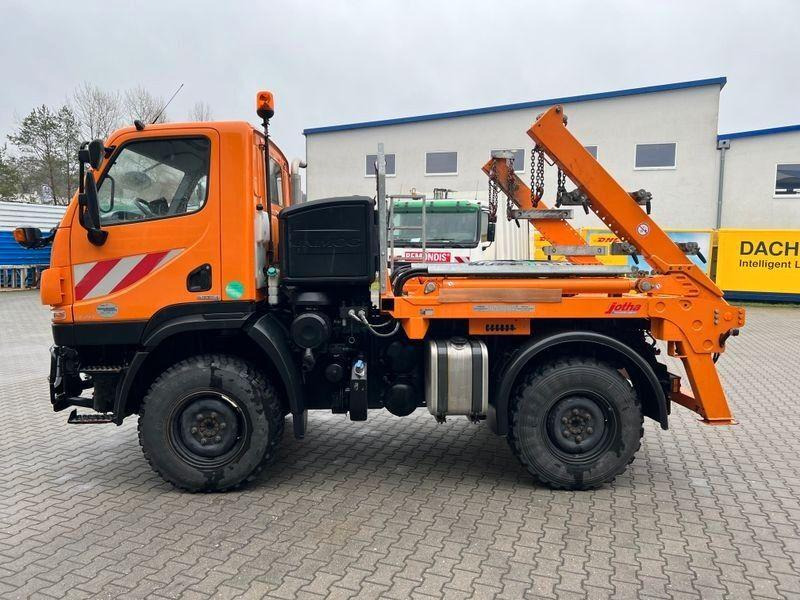 Mercedes-Benz Unimog U 20 4x4 Skip loader - Portaalarmsysteem vrachtwagen: afbeelding 4 Mercedes-Benz Unimog U 20 4x4 Skip loader - Portaalarmsysteem vrachtwagen: afbeelding 4