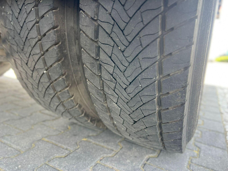 Koelwagen vrachtwagen Renault D 18 250 DTI 18T REFRIGERATOR + LIFT: afbeelding 9