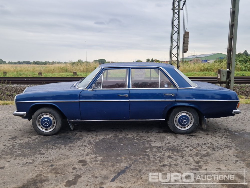 1968 Mercedes Benz W115 220D, Diesel Oldtimer (Reg. Docs Available) - Personenwagen: afbeelding 2 1968 Mercedes Benz W115 220D, Diesel Oldtimer (Reg. Docs Available) - Personenwagen: afbeelding 2
