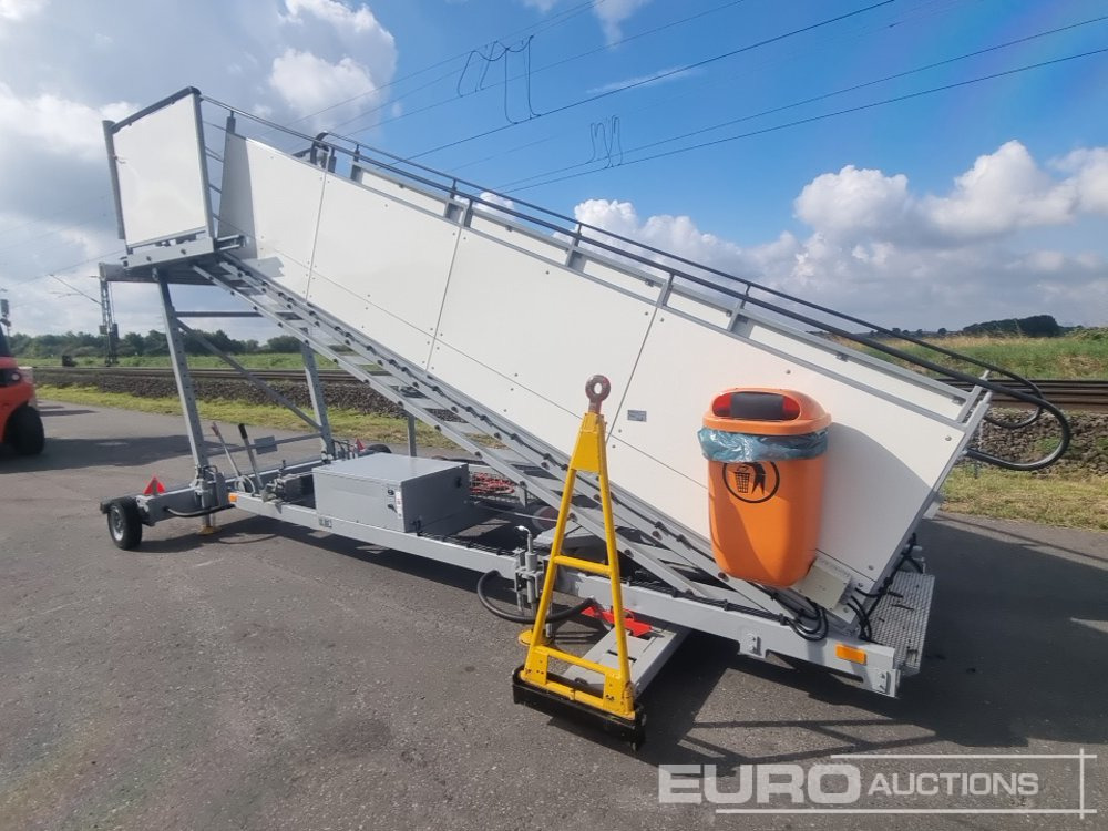 BLUMENBECKER PT17 Twin Axle Air Craft Service Staircase - Passagierstrap: afbeelding 2 BLUMENBECKER PT17 Twin Axle Air Craft Service Staircase - Passagierstrap: afbeelding 2