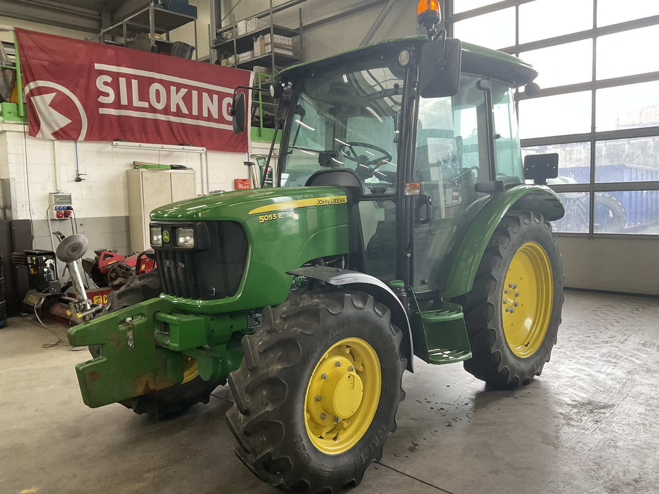 John Deere 5055 E - Tractor: afbeelding 1 John Deere 5055 E - Tractor: afbeelding 1