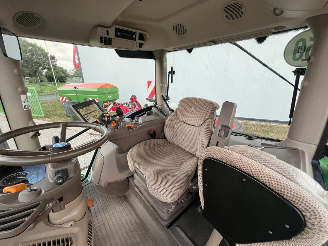 John Deere 6215 R - Tractor: afbeelding 2 John Deere 6215 R - Tractor: afbeelding 2