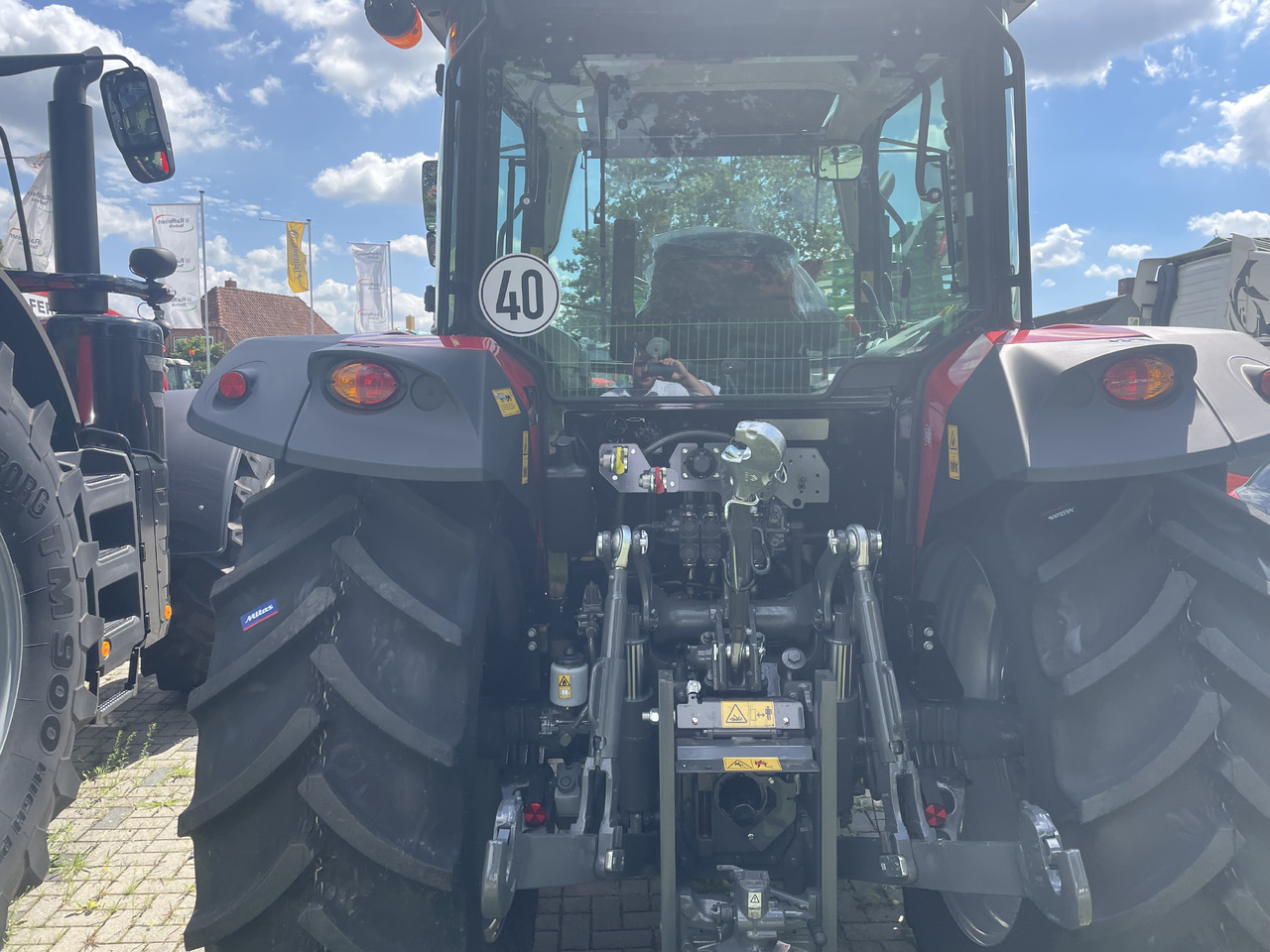 Massey Ferguson 5711M Dyna-4 4WD Cab - Tractor: afbeelding 4 Massey Ferguson 5711M Dyna-4 4WD Cab - Tractor: afbeelding 4