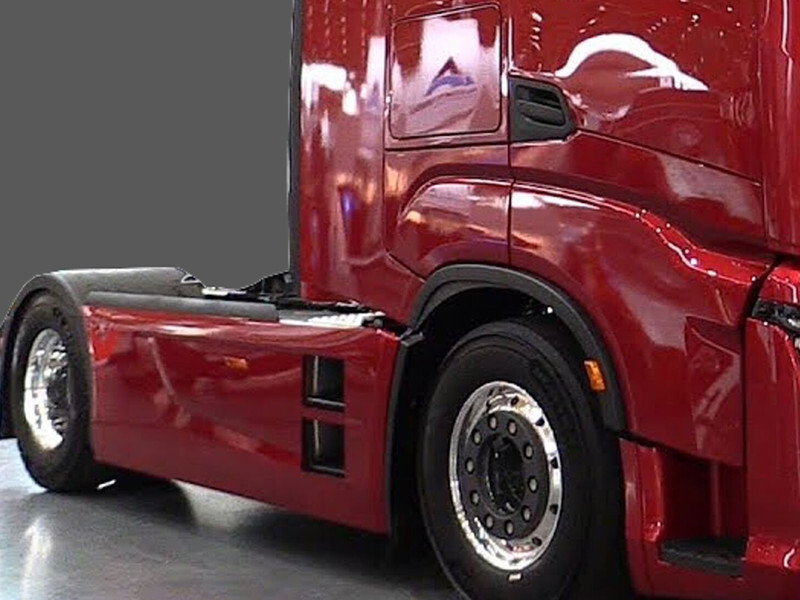 Iveco S WAY EURO 6 - ADBlue steps / scalini ADBlue - Aerokit/ Spoiler voor Vrachtwagen: afbeelding 4 Iveco S WAY EURO 6 - ADBlue steps / scalini ADBlue - Aerokit/ Spoiler voor Vrachtwagen: afbeelding 4