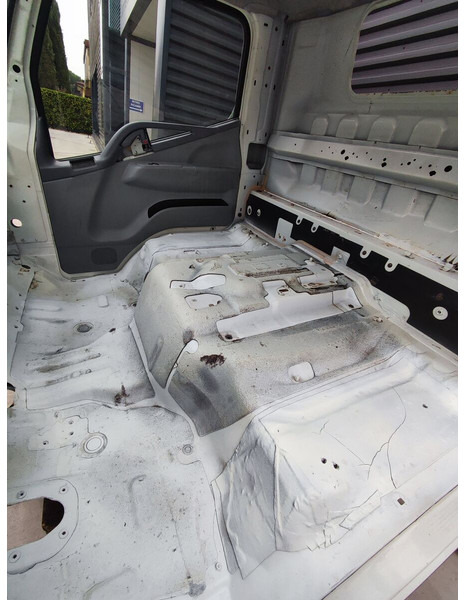 Mitsubishi Fuso CANTER S TYPE EURO 5 EURO 6 MODEL - Cabine en interieur voor Vrachtwagen: afbeelding 4 Mitsubishi Fuso CANTER S TYPE EURO 5 EURO 6 MODEL - Cabine en interieur voor Vrachtwagen: afbeelding 4