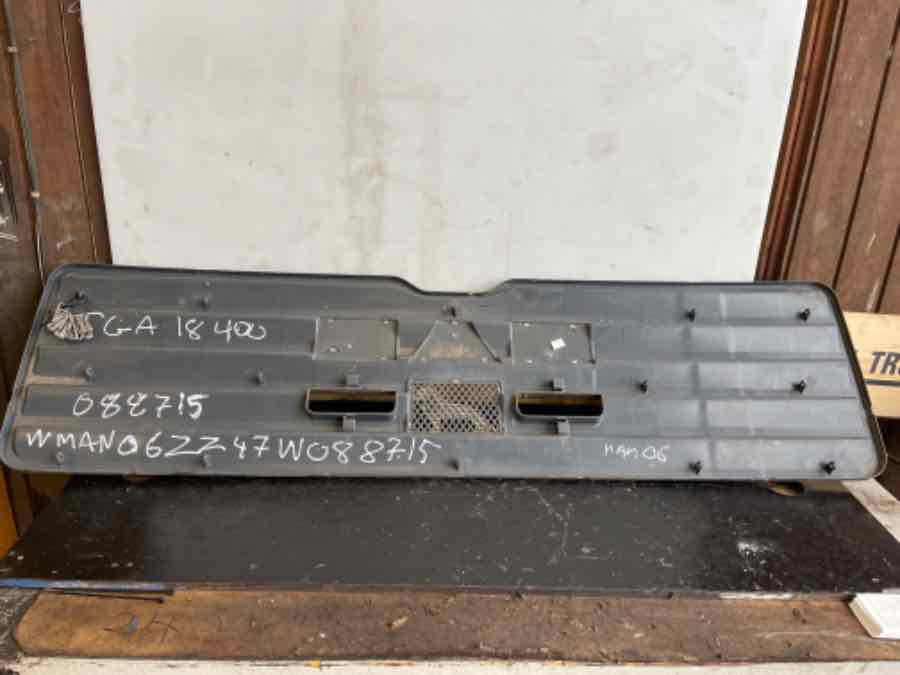 MAN F2000 FRONT GRILL 81.61150-0110 - Carrosserie en exterieur voor Vrachtwagen: afbeelding 1 MAN F2000 FRONT GRILL 81.61150-0110 - Carrosserie en exterieur voor Vrachtwagen: afbeelding 1