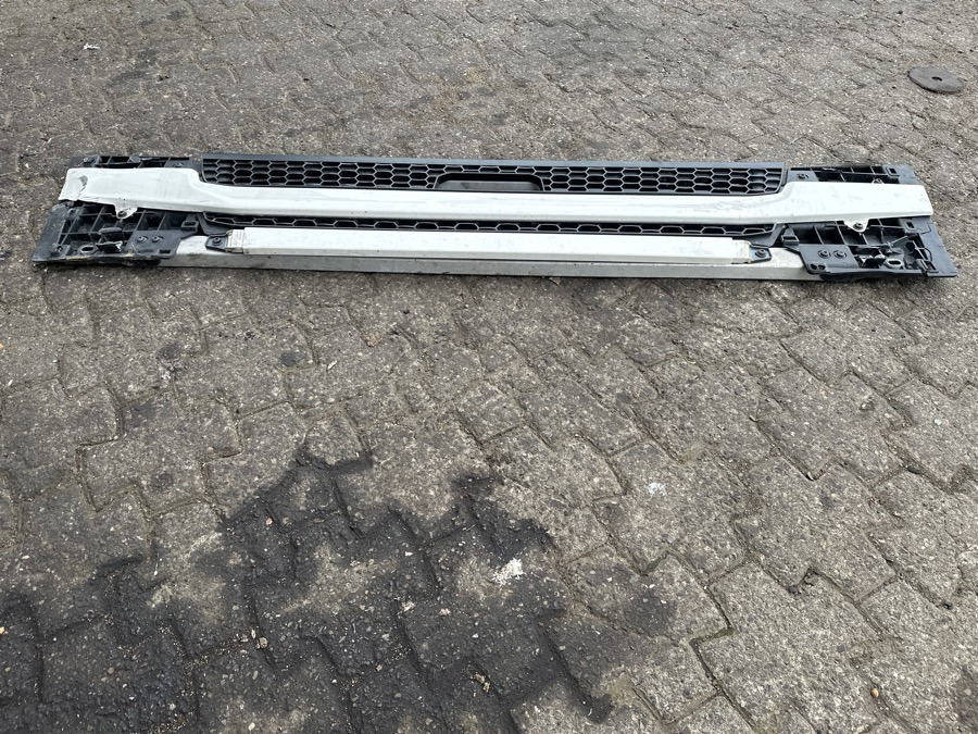 SCANIA NGR GRILL LOWER - Carrosserie en exterieur voor Vrachtwagen: afbeelding 1 SCANIA NGR GRILL LOWER - Carrosserie en exterieur voor Vrachtwagen: afbeelding 1