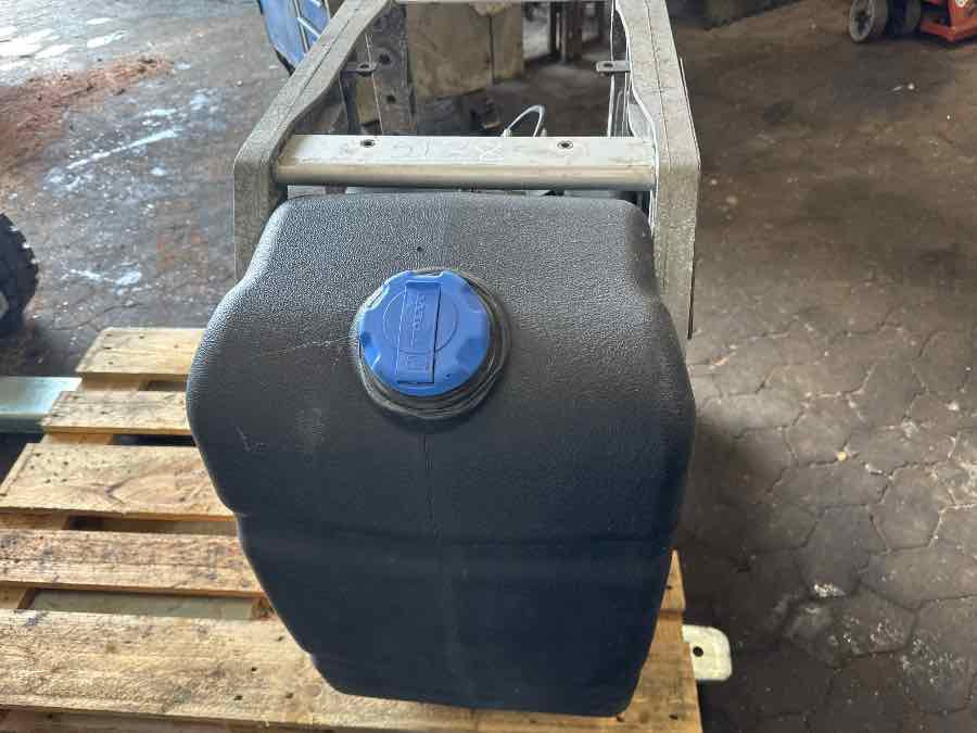 VOLVO ADBLUE TANK 21645367 - Brandstoftoevoer voor Vrachtwagen: afbeelding 3 VOLVO ADBLUE TANK 21645367 - Brandstoftoevoer voor Vrachtwagen: afbeelding 3