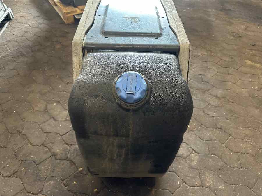 VOLVO ADBLUE TANK COMPLETE WITH PUMP 21645367 - Brandstoftoevoer voor Vrachtwagen: afbeelding 1 VOLVO ADBLUE TANK COMPLETE WITH PUMP 21645367 - Brandstoftoevoer voor Vrachtwagen: afbeelding 1