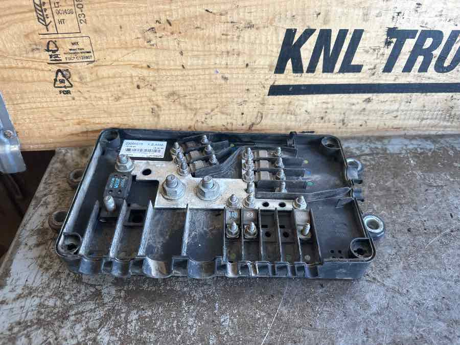 VOLVO FUSE BOX 23098516 - Elektrisch systeem voor Vrachtwagen: afbeelding 3 VOLVO FUSE BOX 23098516 - Elektrisch systeem voor Vrachtwagen: afbeelding 3