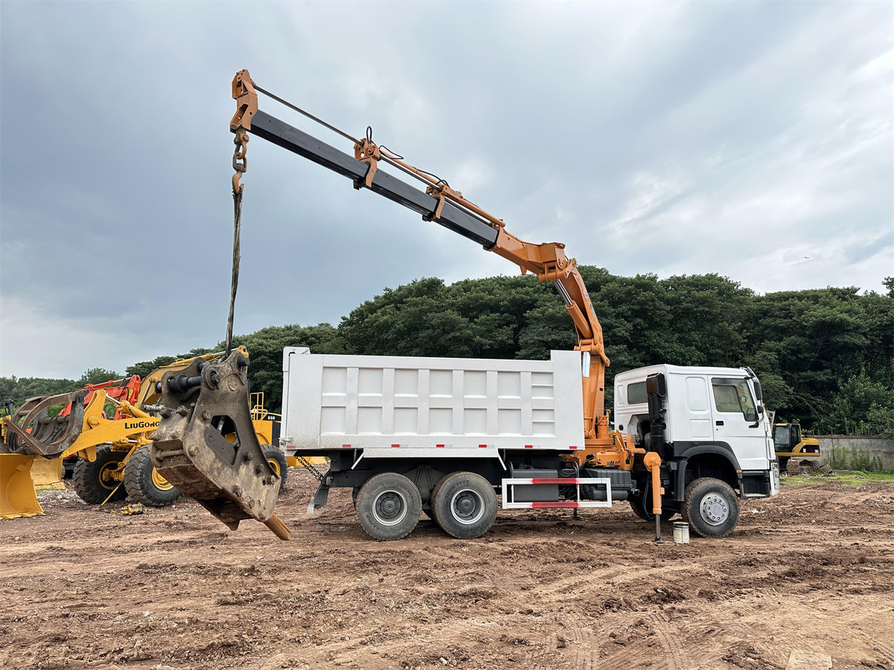 HOWO 371 Mounted Crane Dump truck - Kraanwagen: afbeelding 2 HOWO 371 Mounted Crane Dump truck - Kraanwagen: afbeelding 2