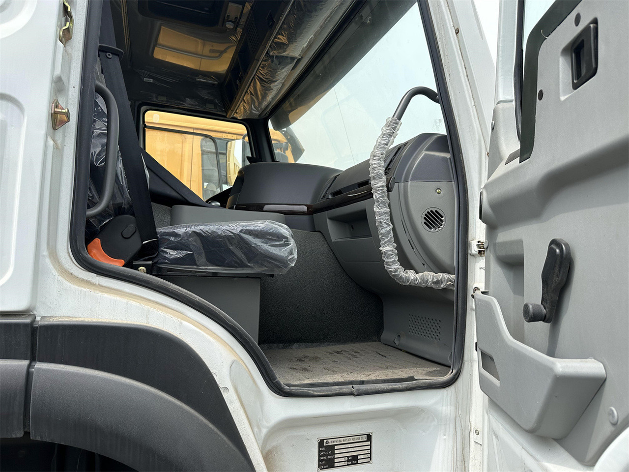 Veewagen vrachtwagen voor het vervoer van dieren SINOTRUK HOWO 371 Cargo truck: afbeelding 9