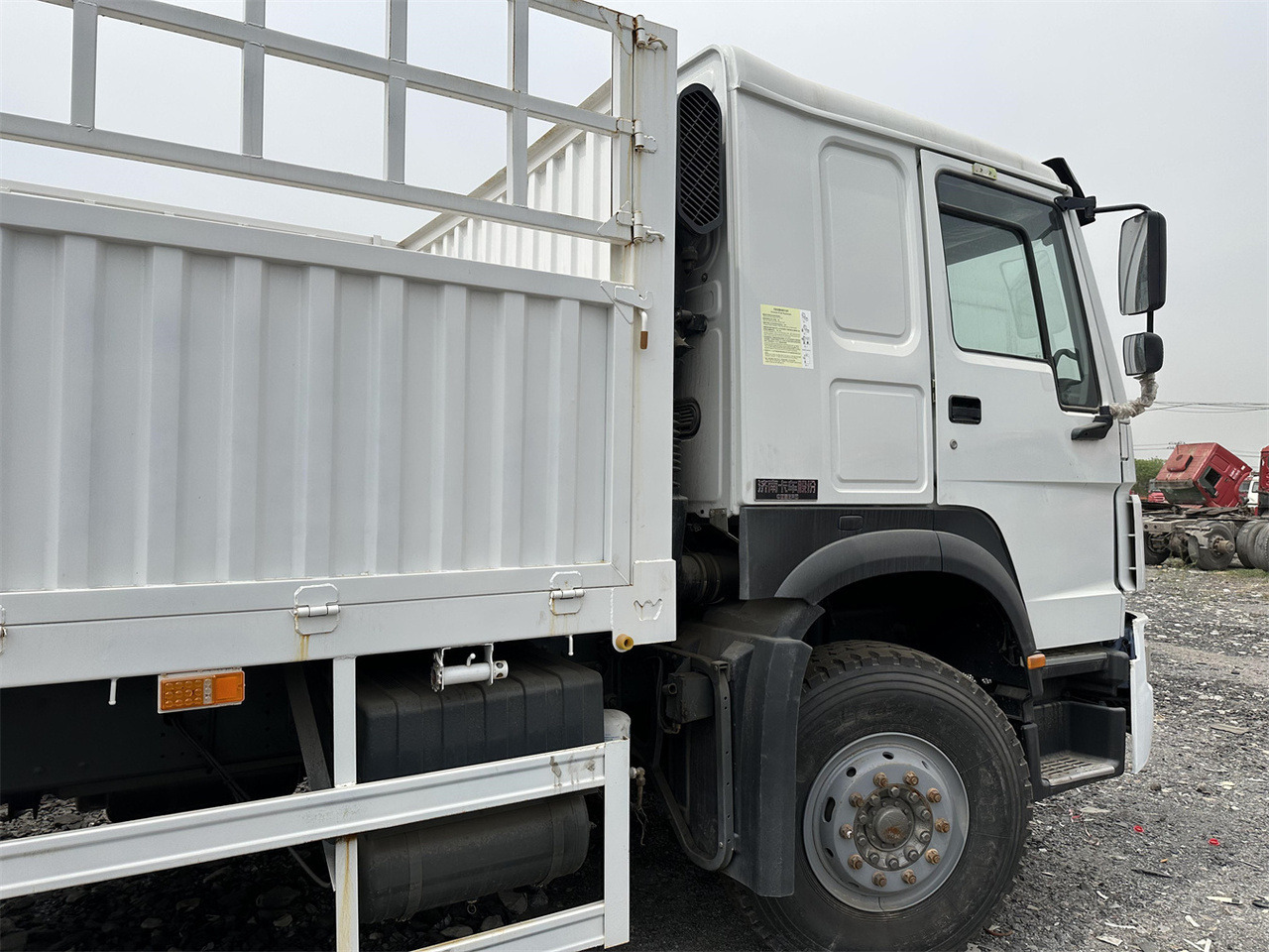 Veewagen vrachtwagen voor het vervoer van dieren SINOTRUK HOWO 371 Cargo truck: afbeelding 8