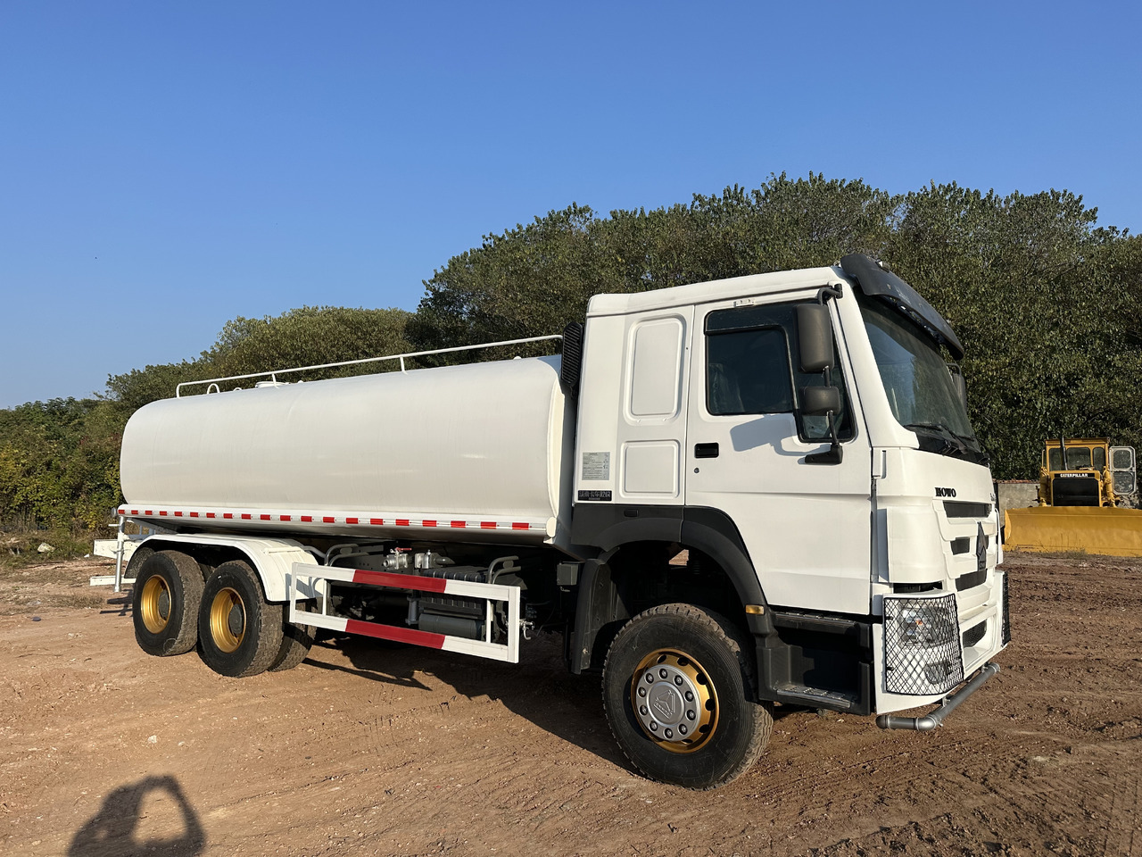 SINOTRUK HOWO 371 Water Tanker Truck - Tankwagen: afbeelding 3 SINOTRUK HOWO 371 Water Tanker Truck - Tankwagen: afbeelding 3
