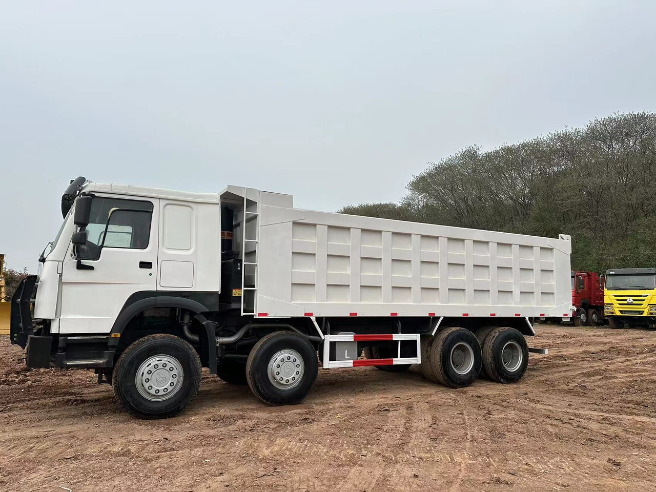 SINOTRUK HOWO 371 with Bumper - Kipper vrachtwagen: afbeelding 4 SINOTRUK HOWO 371 with Bumper - Kipper vrachtwagen: afbeelding 4