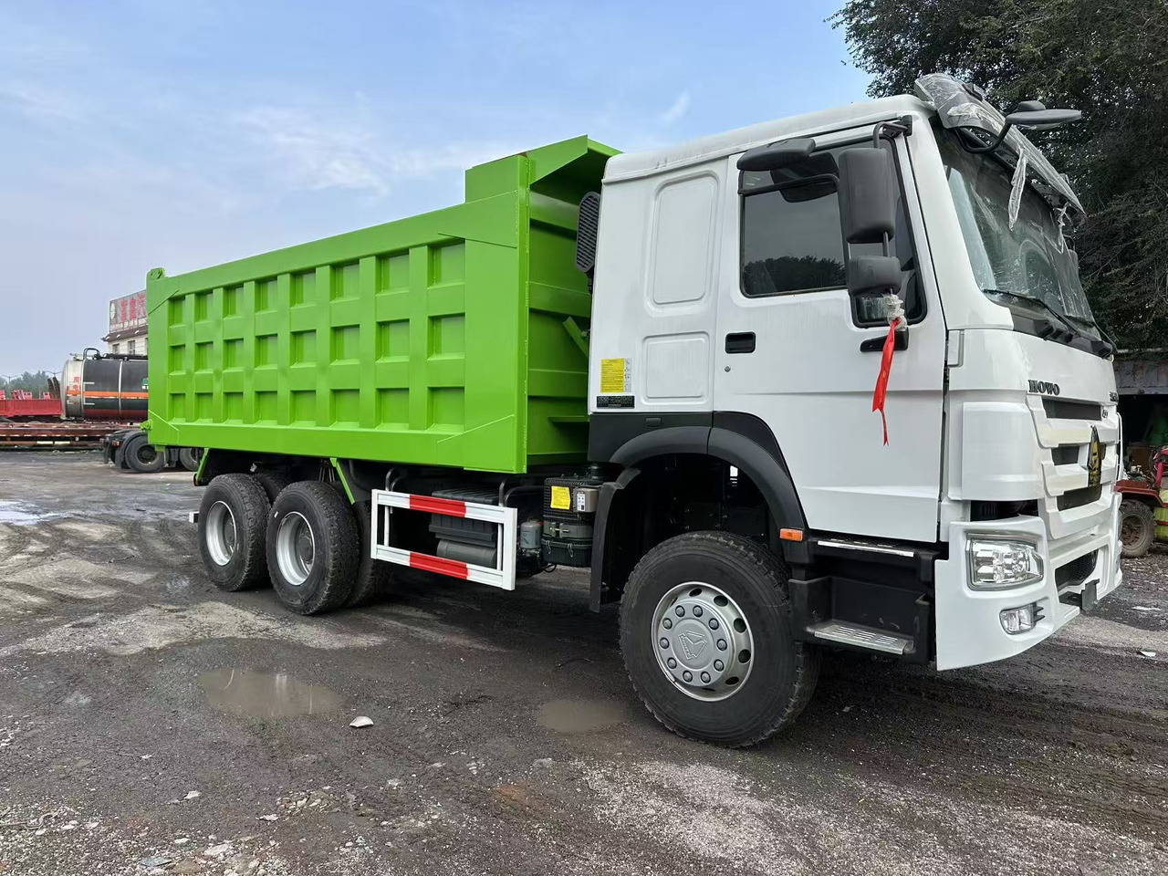 SINOTRUK HOWO 400HP 6X4 Tipper Truck - Kipper vrachtwagen: afbeelding 4 SINOTRUK HOWO 400HP 6X4 Tipper Truck - Kipper vrachtwagen: afbeelding 4