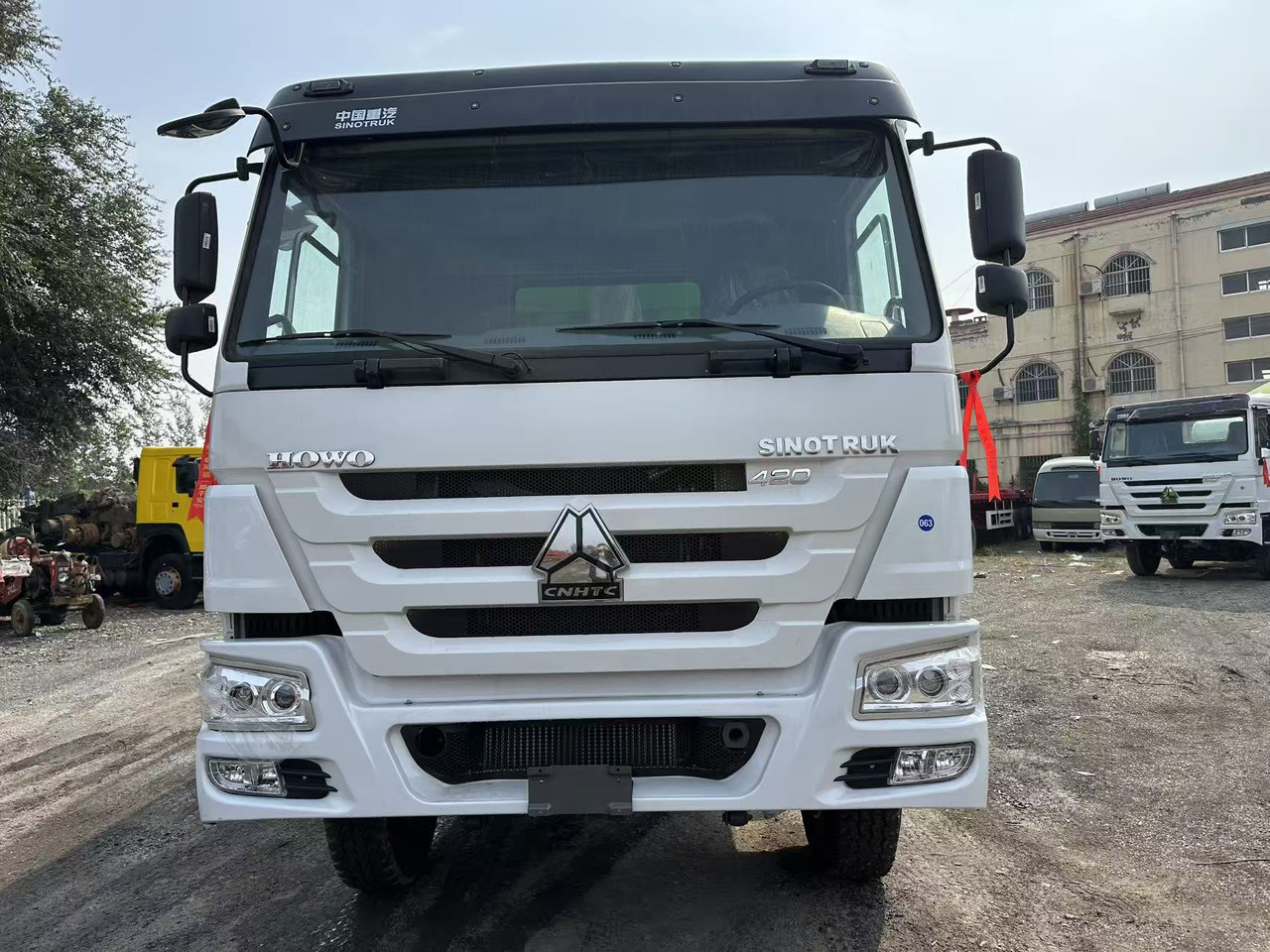 SINOTRUK HOWO 420HP 8X4 Tipper Truck - Kipper vrachtwagen: afbeelding 5 SINOTRUK HOWO 420HP 8X4 Tipper Truck - Kipper vrachtwagen: afbeelding 5