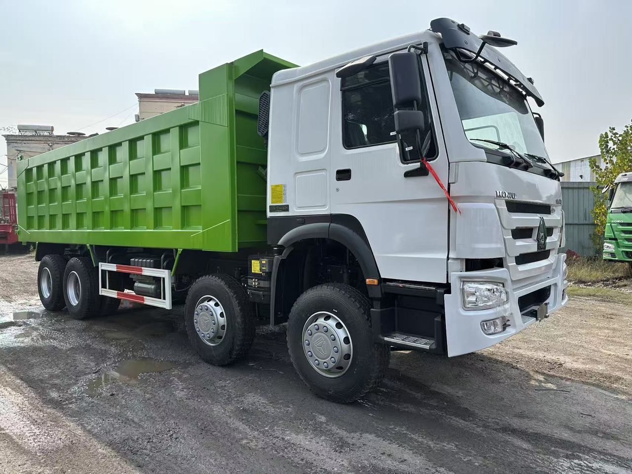 SINOTRUK HOWO 420HP 8X4 Tipper Truck - Kipper vrachtwagen: afbeelding 4 SINOTRUK HOWO 420HP 8X4 Tipper Truck - Kipper vrachtwagen: afbeelding 4