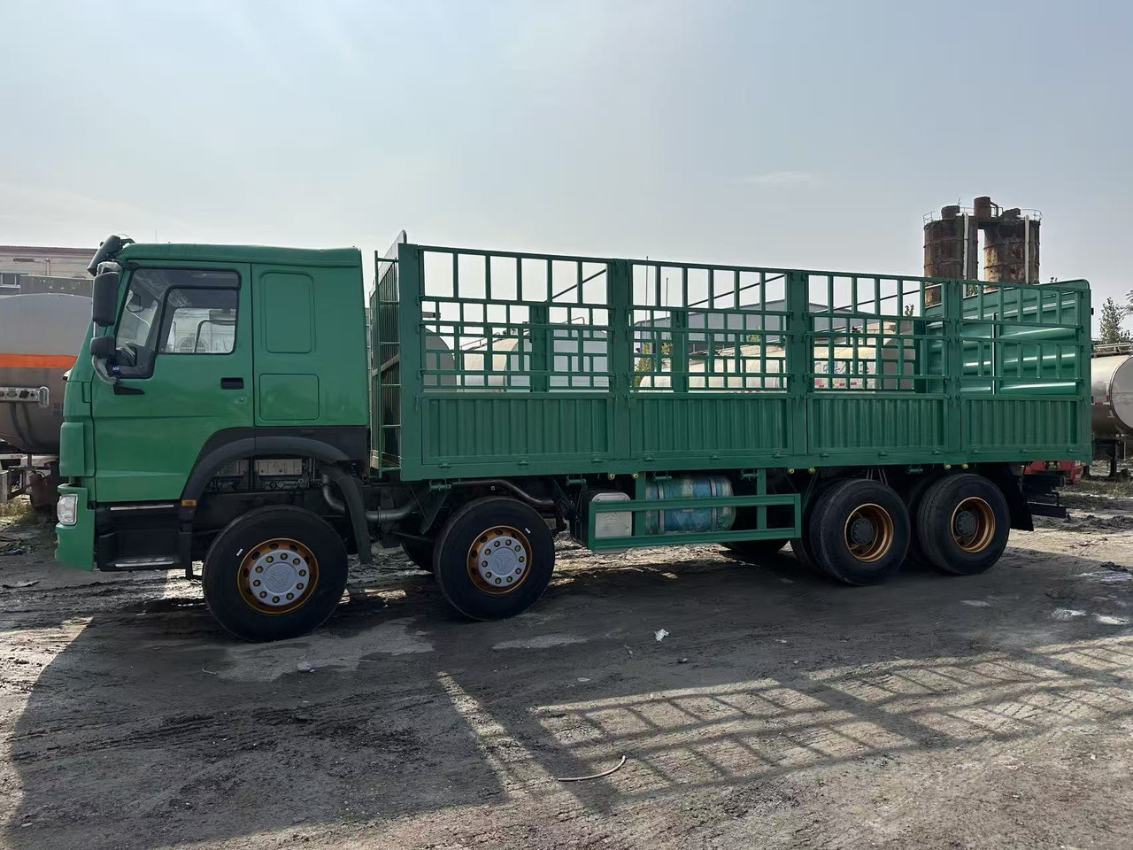 SINOTRUK HOWO 420hp 8x4 fence truck - Vrachtwagen met open laadbak: afbeelding 3 SINOTRUK HOWO 420hp 8x4 fence truck - Vrachtwagen met open laadbak: afbeelding 3