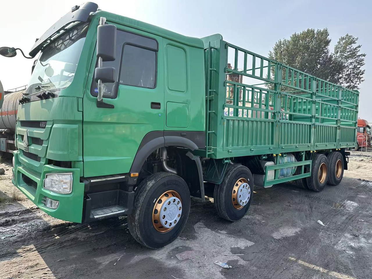 SINOTRUK HOWO 420hp 8x4 fence truck - Vrachtwagen met open laadbak: afbeelding 1 SINOTRUK HOWO 420hp 8x4 fence truck - Vrachtwagen met open laadbak: afbeelding 1