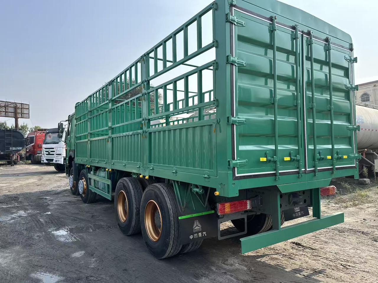 SINOTRUK HOWO 420hp 8x4 fence truck - Vrachtwagen met open laadbak: afbeelding 5 SINOTRUK HOWO 420hp 8x4 fence truck - Vrachtwagen met open laadbak: afbeelding 5