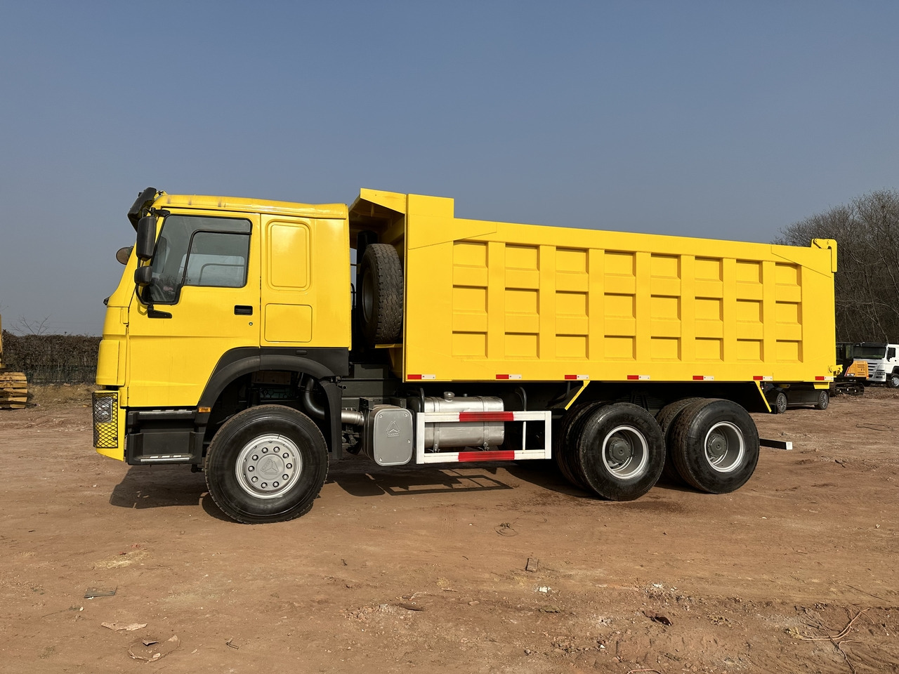 SINOTRUK Howo 6x4 Dump truck 371hp - Kipper vrachtwagen: afbeelding 3 SINOTRUK Howo 6x4 Dump truck 371hp - Kipper vrachtwagen: afbeelding 3