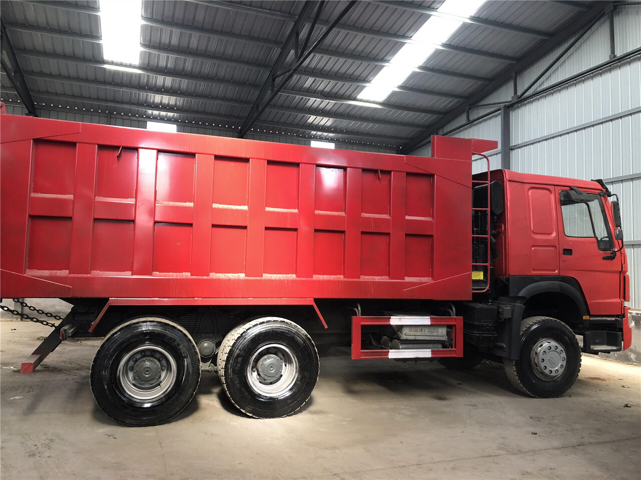 SINOTRUK Howo Dump truck 371hp - Kipper vrachtwagen: afbeelding 2 SINOTRUK Howo Dump truck 371hp - Kipper vrachtwagen: afbeelding 2