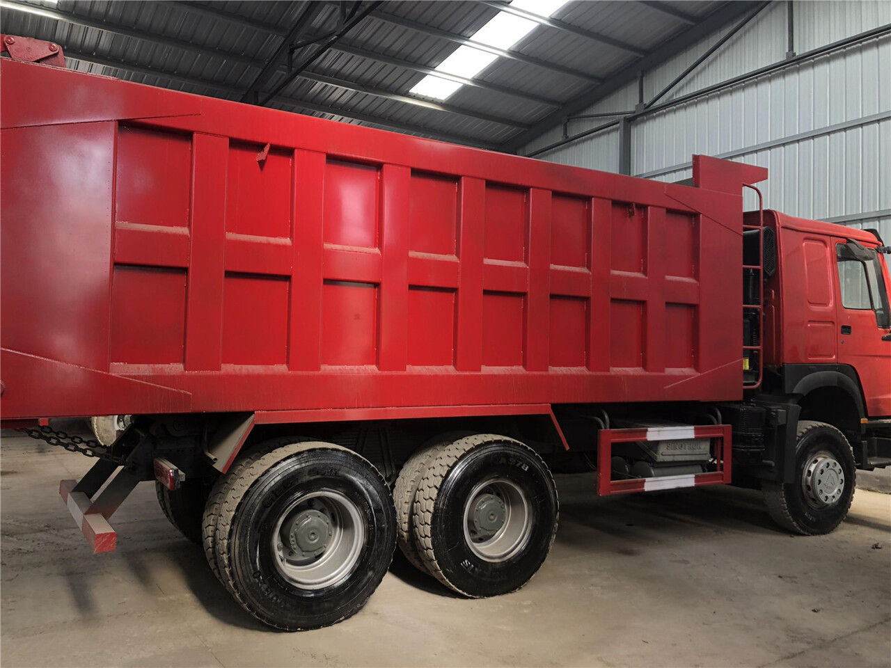 SINOTRUK Howo Dump truck 371hp - Kipper vrachtwagen: afbeelding 3 SINOTRUK Howo Dump truck 371hp - Kipper vrachtwagen: afbeelding 3