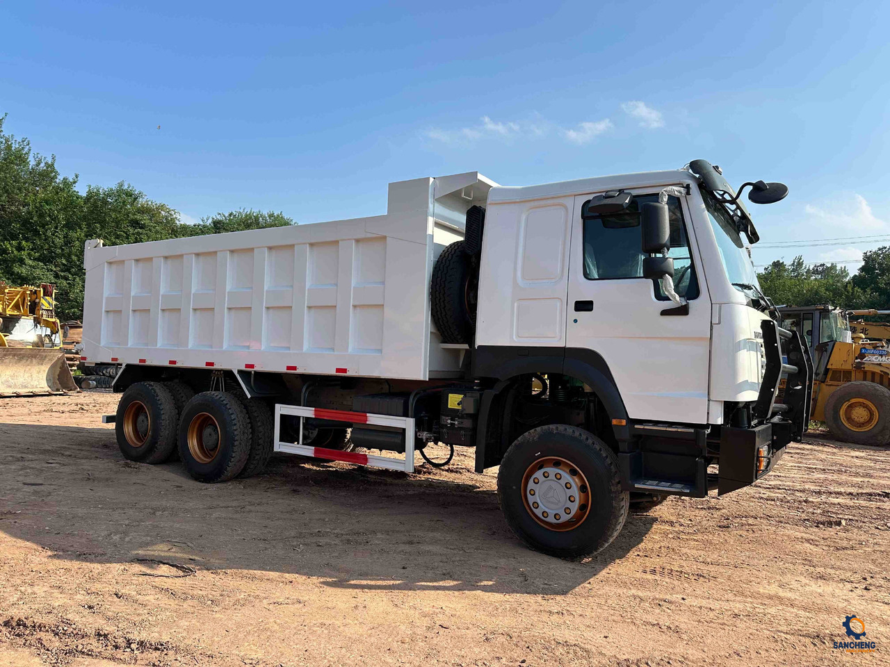 Sinotruk HOWO 400HP With Bumper 6X4 - Kipper vrachtwagen: afbeelding 4 Sinotruk HOWO 400HP With Bumper 6X4 - Kipper vrachtwagen: afbeelding 4