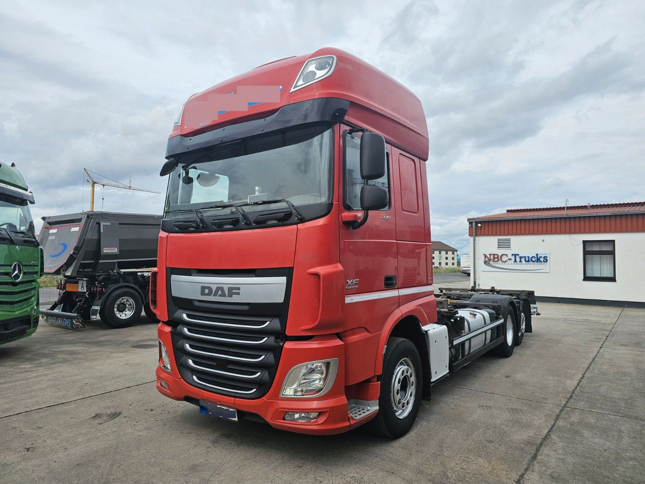 DAF XF 440 FAR * MUTLI * 2X TANK * RETARDER * STANDH - Containertransporter/ Wissellaadbak vrachtwagen: afbeelding 1 DAF XF 440 FAR * MUTLI * 2X TANK * RETARDER * STANDH - Containertransporter/ Wissellaadbak vrachtwagen: afbeelding 1