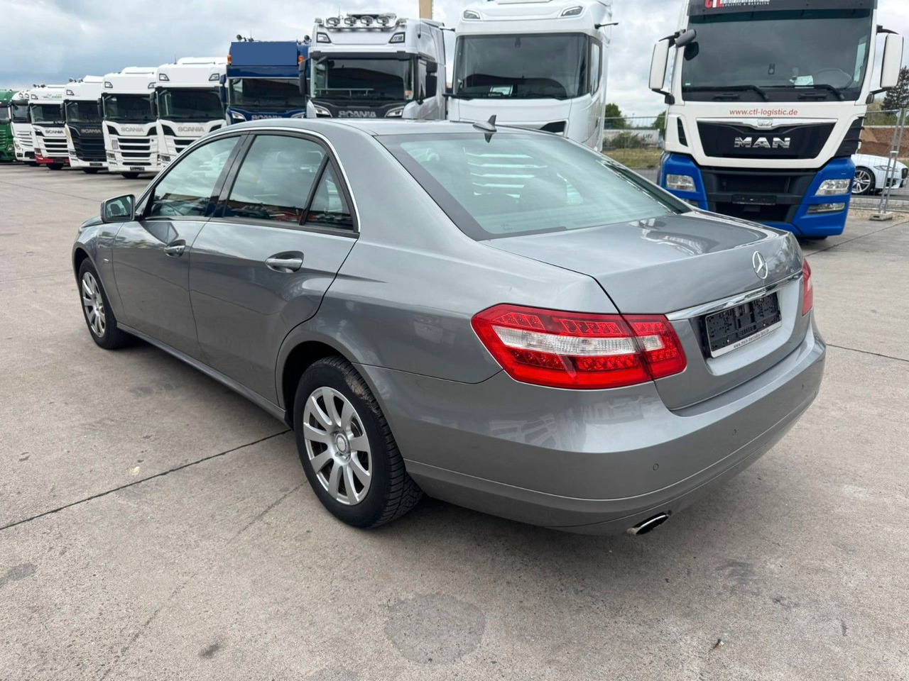 Mercedes-Benz E 200 CGI * PDC VORNE UND HINTEN * 2. HAND * - Sedan: afbeelding 5 Mercedes-Benz E 200 CGI * PDC VORNE UND HINTEN * 2. HAND * - Sedan: afbeelding 5