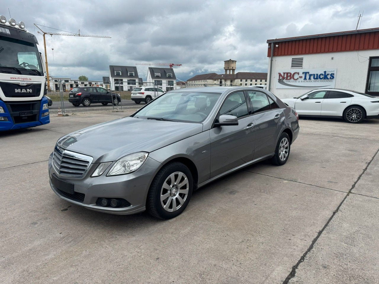 Mercedes-Benz E 200 CGI * PDC VORNE UND HINTEN * 2. HAND * - Sedan: afbeelding 3 Mercedes-Benz E 200 CGI * PDC VORNE UND HINTEN * 2. HAND * - Sedan: afbeelding 3