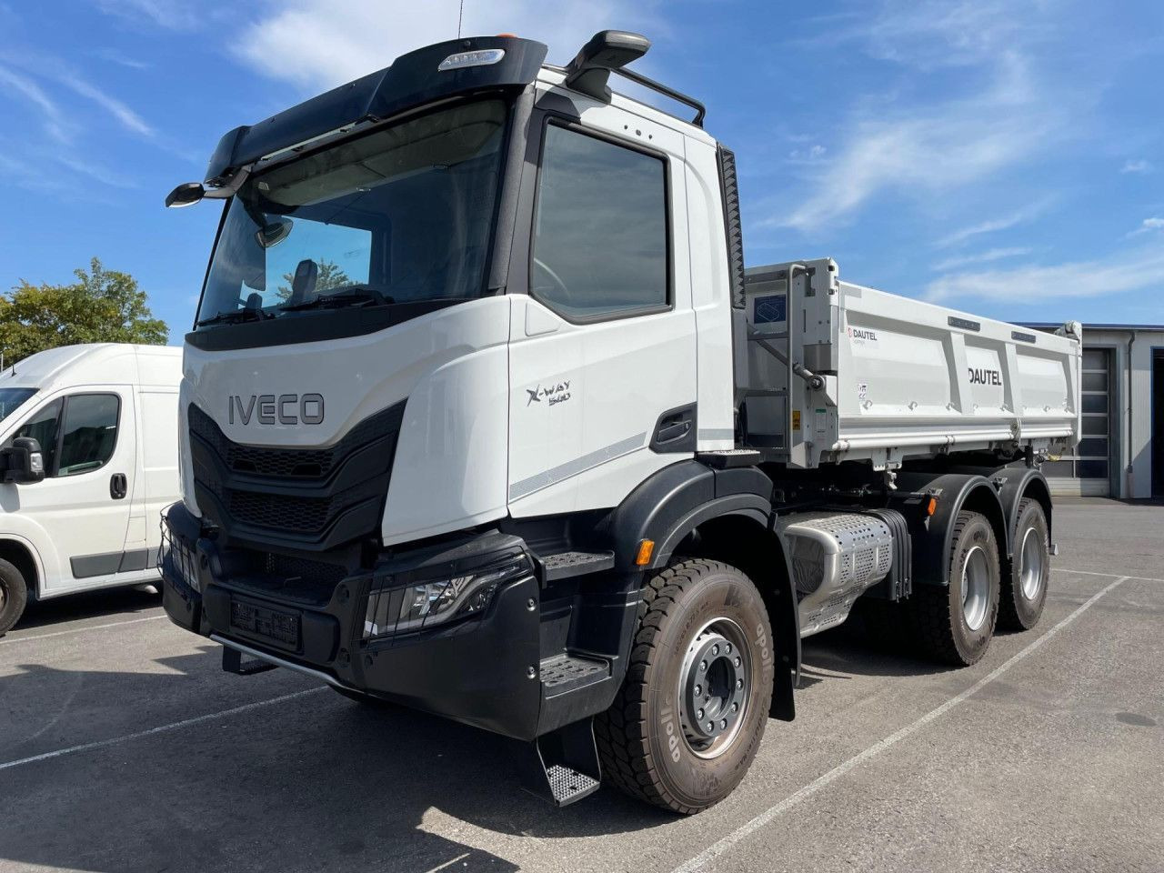Iveco X-Way AD300X54Z HR OFF - Kipper vrachtwagen: afbeelding 1 Iveco X-Way AD300X54Z HR OFF - Kipper vrachtwagen: afbeelding 1