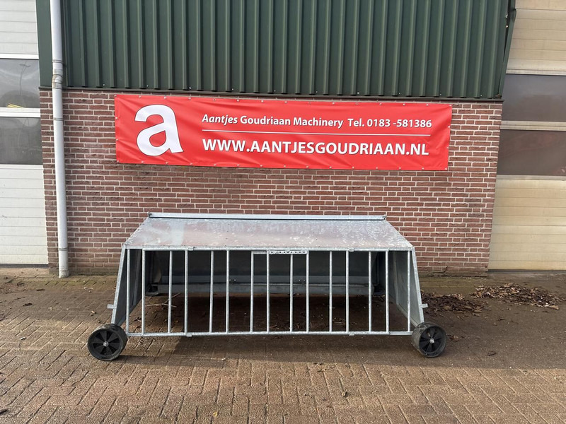 Lammeren voerplaats met overkapping - Veeteelt materiaal: afbeelding 1 Lammeren voerplaats met overkapping - Veeteelt materiaal: afbeelding 1