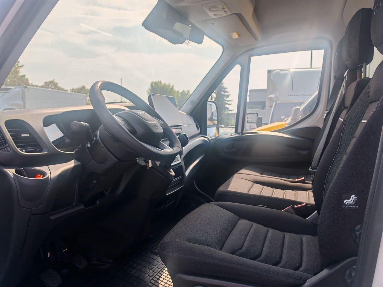 Iveco Daily 35S18 Koffer + LBW Navi/ACC Tempomat - Bestelwagen gesloten laadbak: afbeelding 4 Iveco Daily 35S18 Koffer + LBW Navi/ACC Tempomat - Bestelwagen gesloten laadbak: afbeelding 4