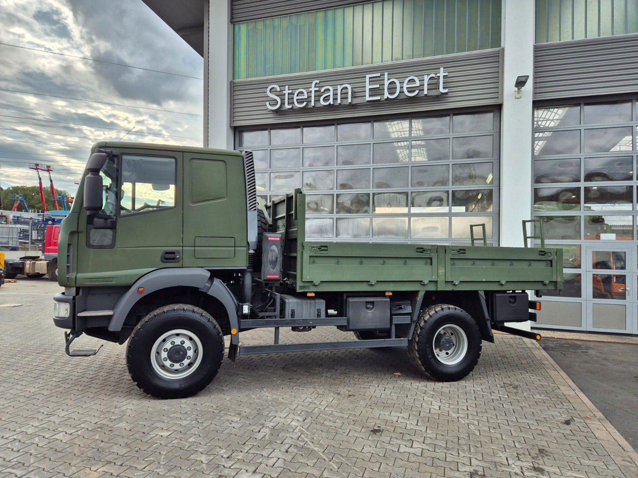 Iveco Eurocargo ML100E22WM-BW 4x4 Pritsche L-Haus Bett - Vrachtwagen met open laadbak: afbeelding 5 Iveco Eurocargo ML100E22WM-BW 4x4 Pritsche L-Haus Bett - Vrachtwagen met open laadbak: afbeelding 5
