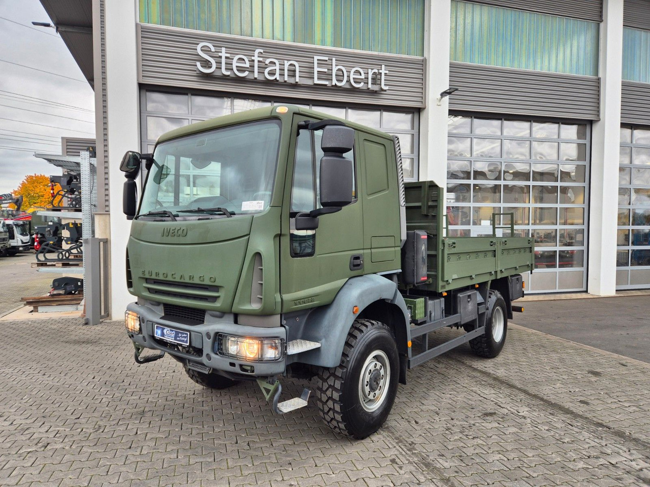 Iveco Eurocargo ML100E22WM-BW 4x4 Pritsche L-Haus Bett - Vrachtwagen met open laadbak: afbeelding 1 Iveco Eurocargo ML100E22WM-BW 4x4 Pritsche L-Haus Bett - Vrachtwagen met open laadbak: afbeelding 1