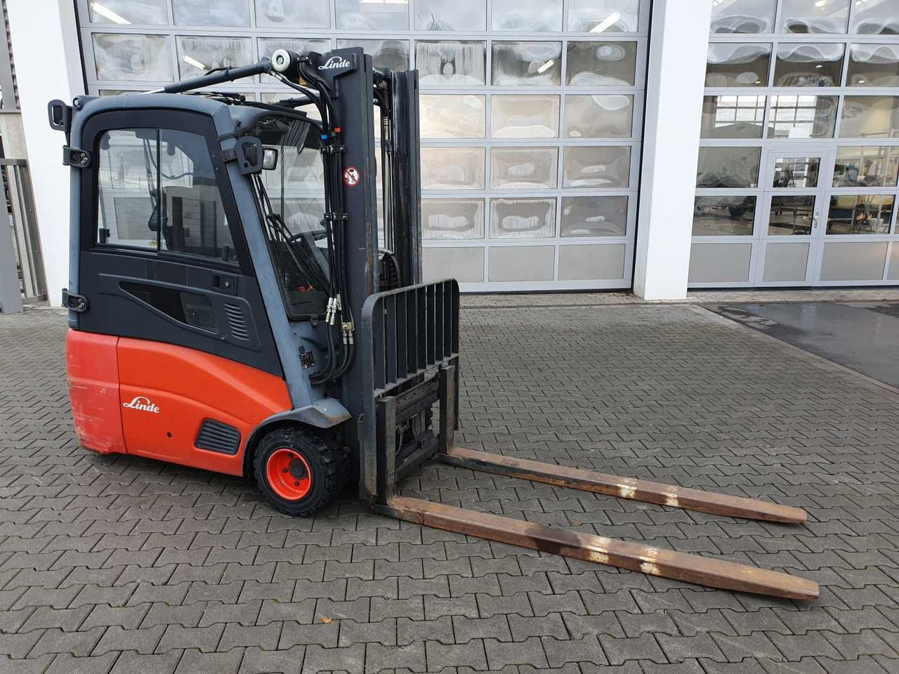 Linde E18 - 01 / Triplex: 4.50m! / SS / nur 5.672h! - Elektrische heftruck: afbeelding 2 Linde E18 - 01 / Triplex: 4.50m! / SS / nur 5.672h! - Elektrische heftruck: afbeelding 2