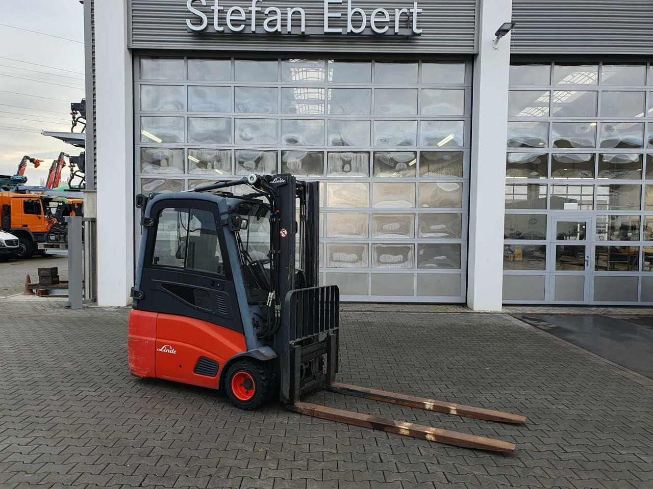 Linde E18 - 01 / Triplex: 4.50m! / SS / nur 5.672h! - Elektrische heftruck: afbeelding 1 Linde E18 - 01 / Triplex: 4.50m! / SS / nur 5.672h! - Elektrische heftruck: afbeelding 1