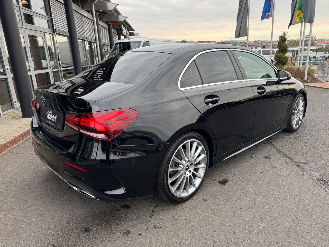 Mercedes-Benz A 200 AMG 19"+Ambiente+R-Kamera+Pano+LED+MBUX - Sedan: afbeelding 4 Mercedes-Benz A 200 AMG 19"+Ambiente+R-Kamera+Pano+LED+MBUX - Sedan: afbeelding 4