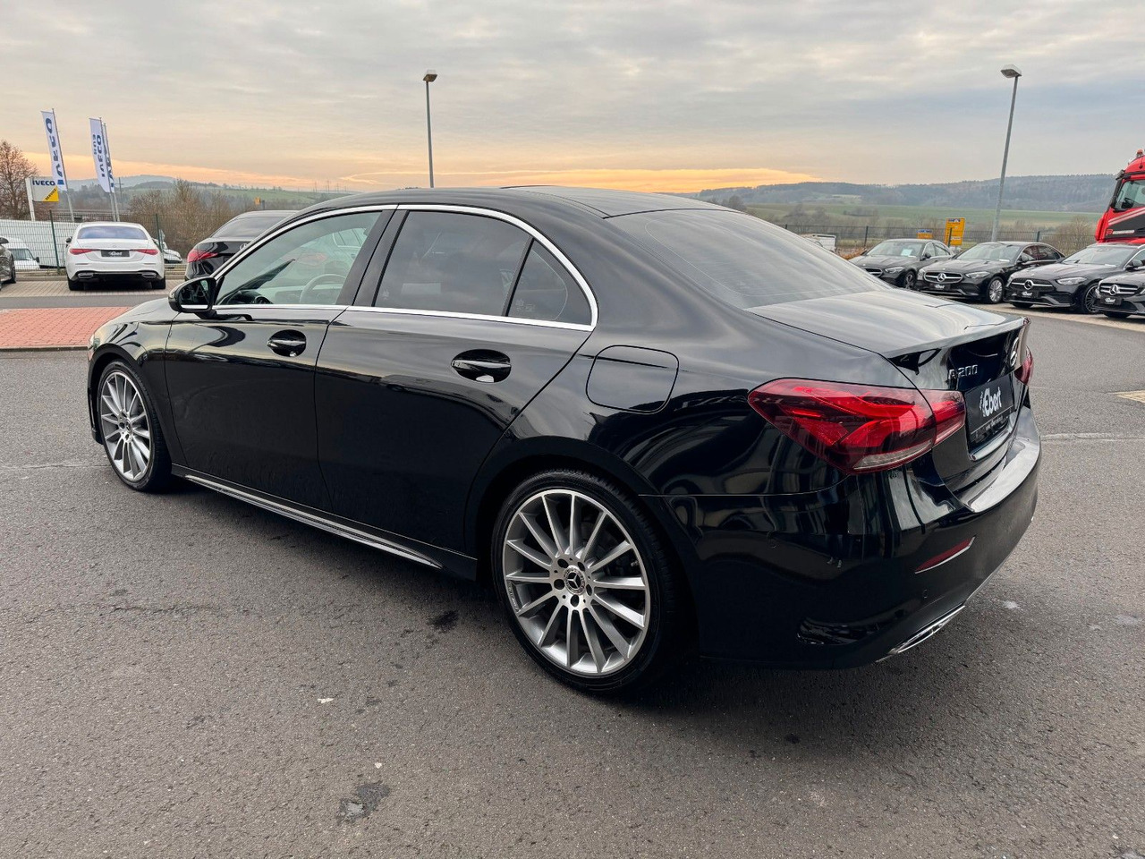 Mercedes-Benz A 200 AMG 19"+Ambiente+R-Kamera+Pano+LED+MBUX - Sedan: afbeelding 3 Mercedes-Benz A 200 AMG 19"+Ambiente+R-Kamera+Pano+LED+MBUX - Sedan: afbeelding 3