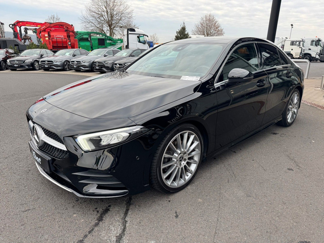 Mercedes-Benz A 200 AMG 19"+Ambiente+R-Kamera+Pano+LED+MBUX - Sedan: afbeelding 2 Mercedes-Benz A 200 AMG 19"+Ambiente+R-Kamera+Pano+LED+MBUX - Sedan: afbeelding 2