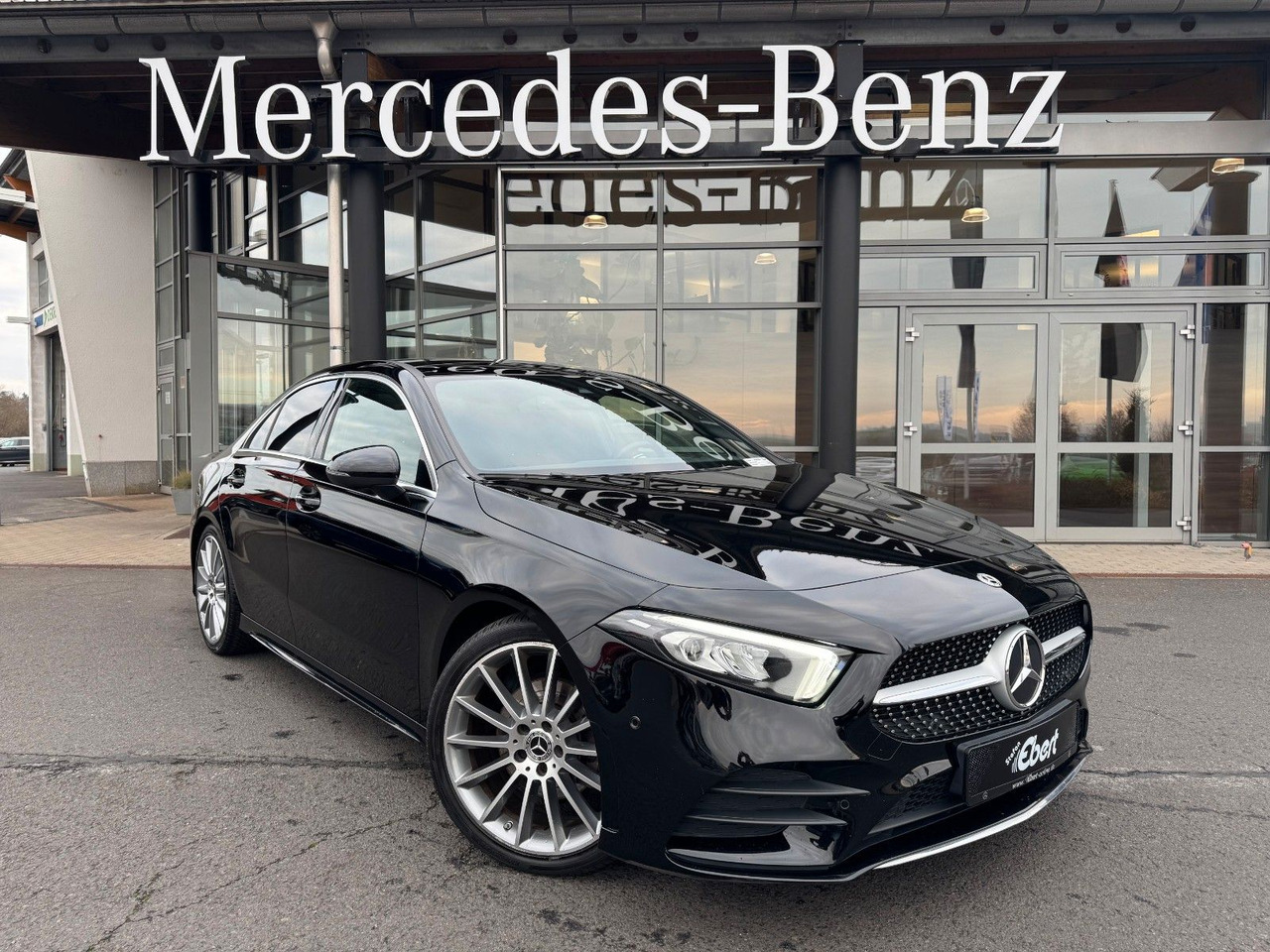 Mercedes-Benz A 200 AMG 19"+Ambiente+R-Kamera+Pano+LED+MBUX - Sedan: afbeelding 1 Mercedes-Benz A 200 AMG 19"+Ambiente+R-Kamera+Pano+LED+MBUX - Sedan: afbeelding 1